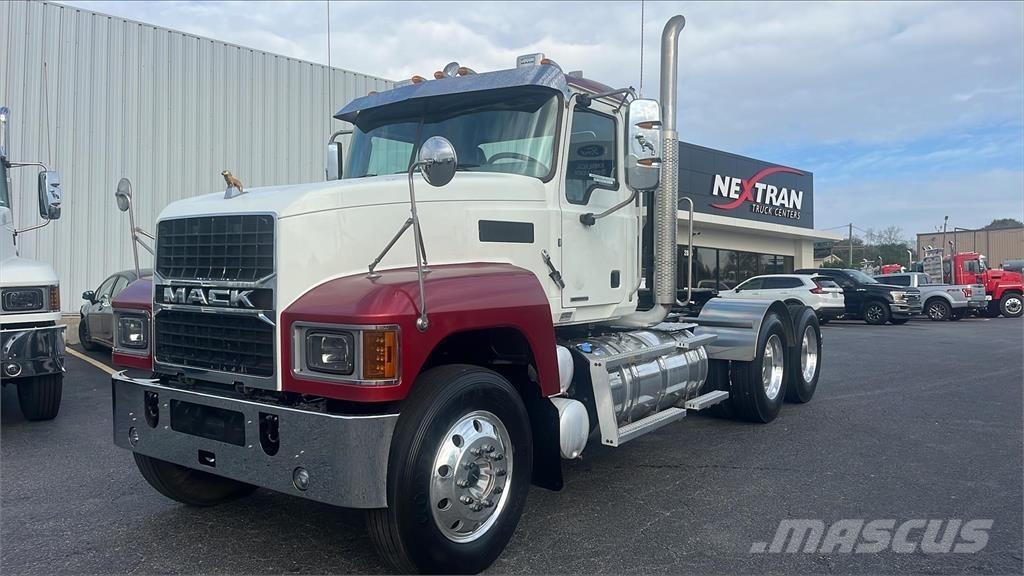 Mack PI64T 牵引车