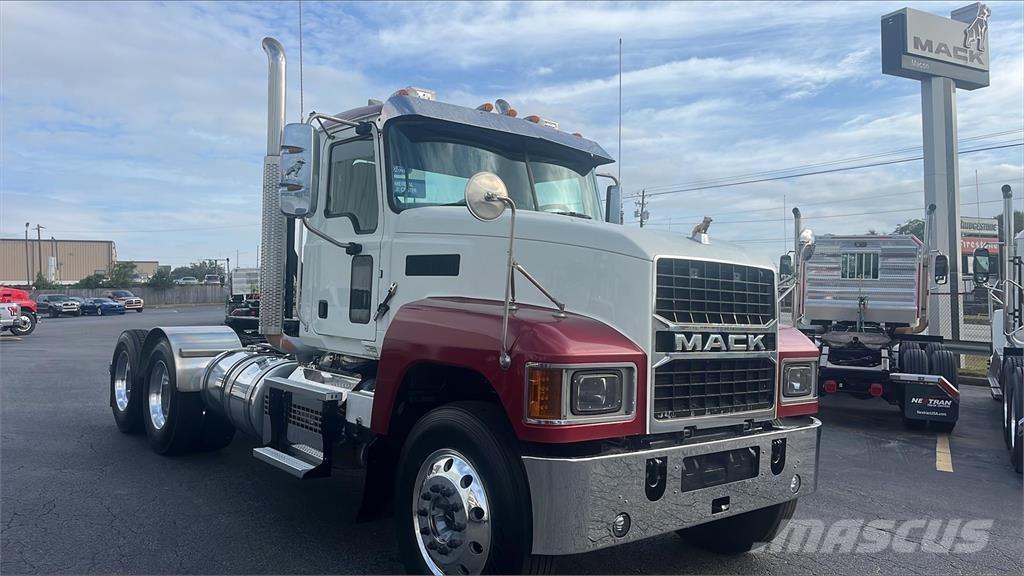 Mack PI64T 牵引车