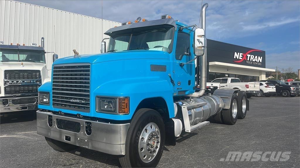 Mack PI64T 牵引车