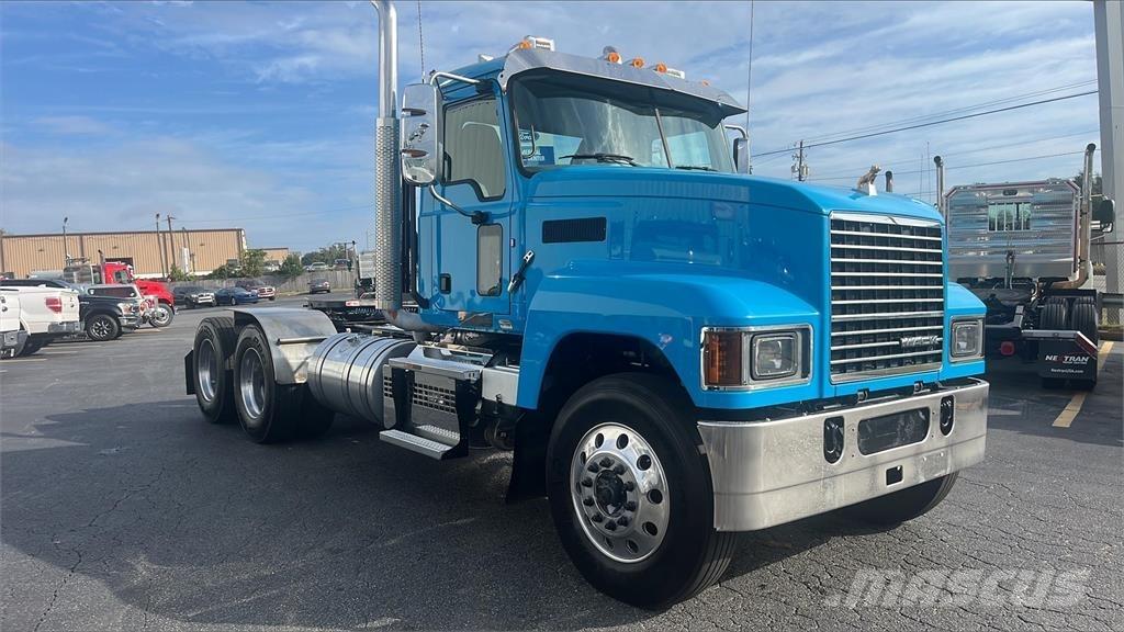 Mack PI64T 牵引车
