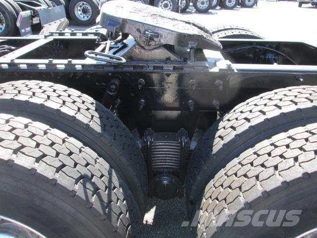 Mack PI64T 牵引车