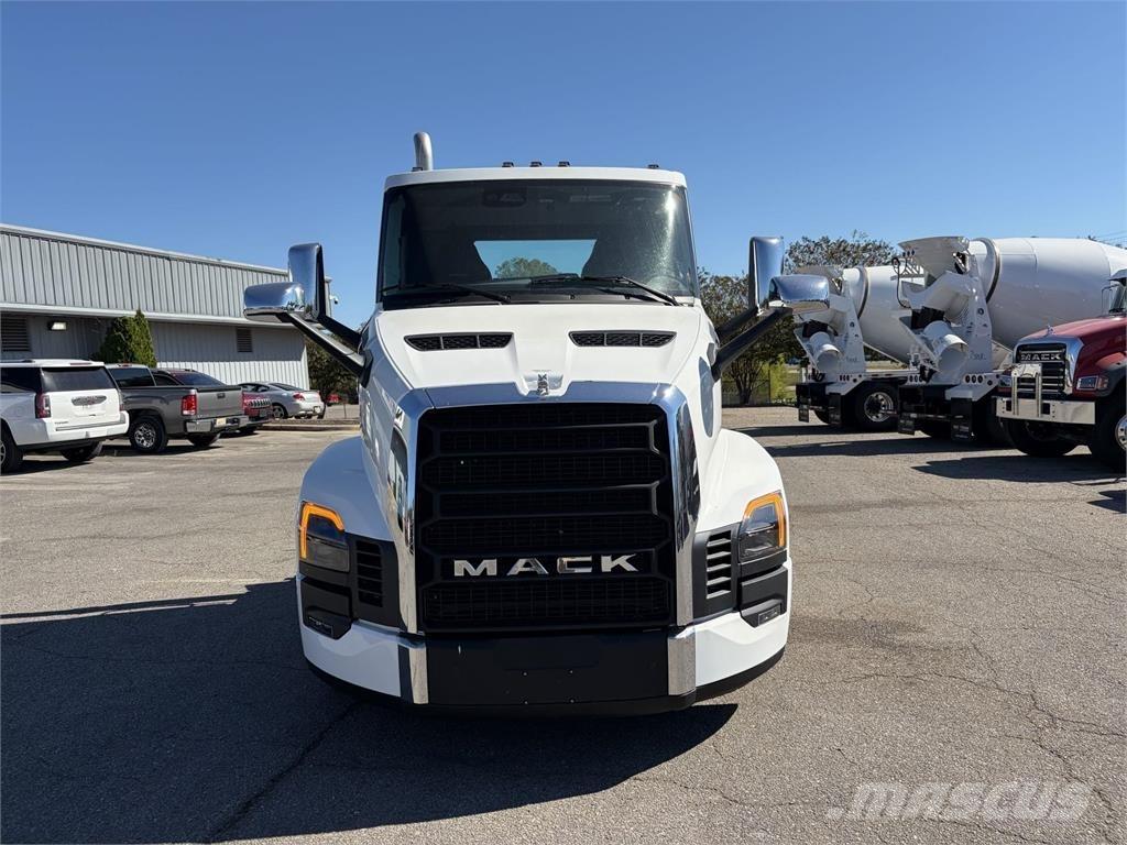 Mack PR64T 牵引车