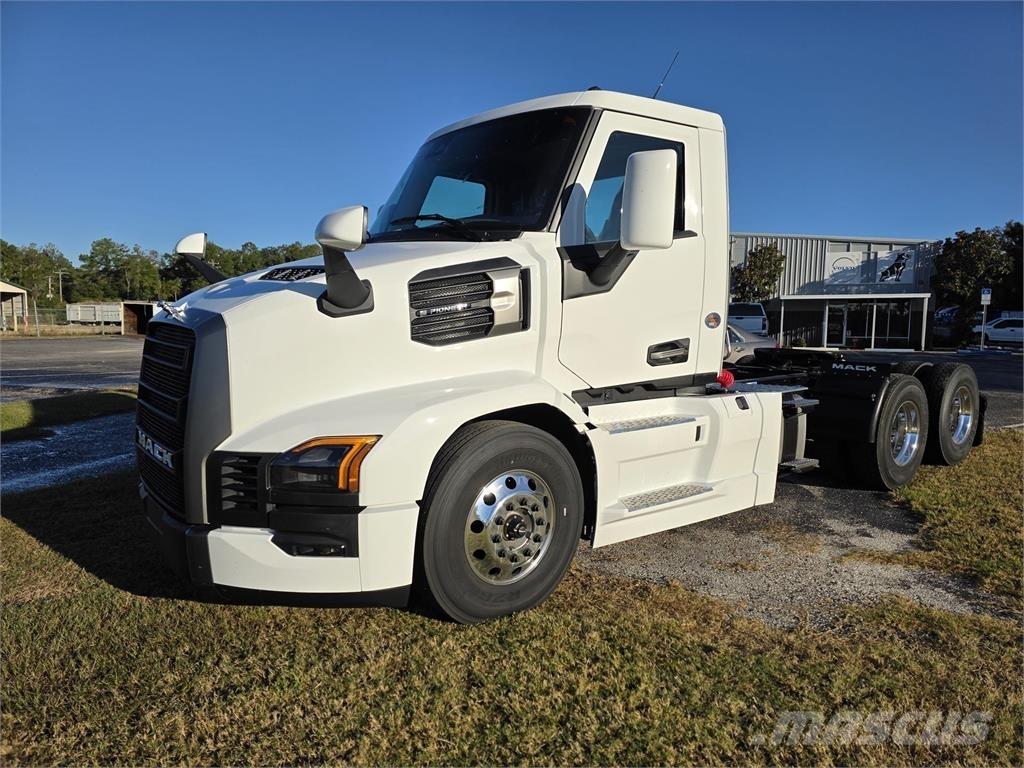 Mack PR64T 牵引车