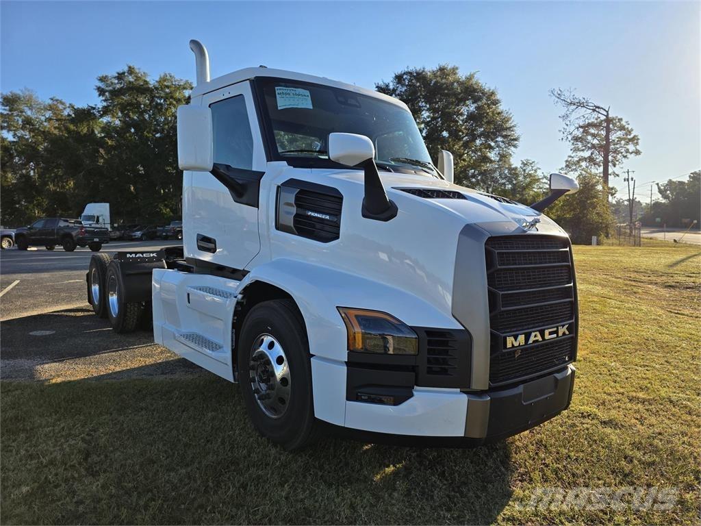 Mack PR64T 牵引车