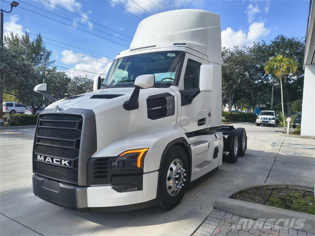 Mack PR64T 牵引车