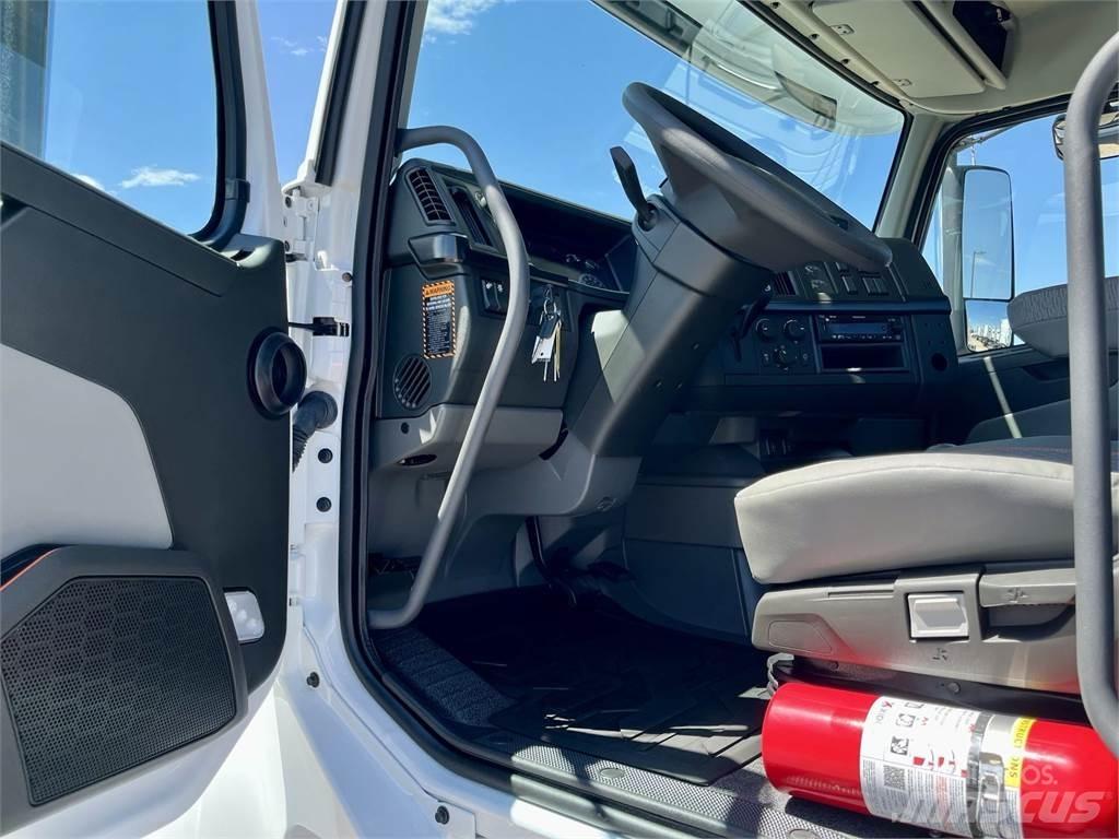 Volvo VHD64FT300 牵引车