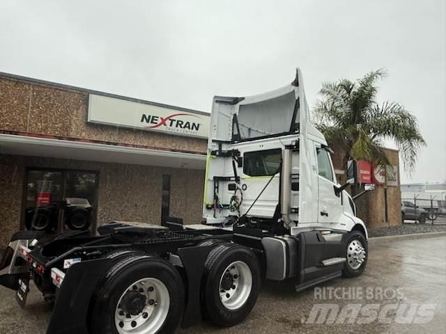 Volvo VNL64T300 牵引车