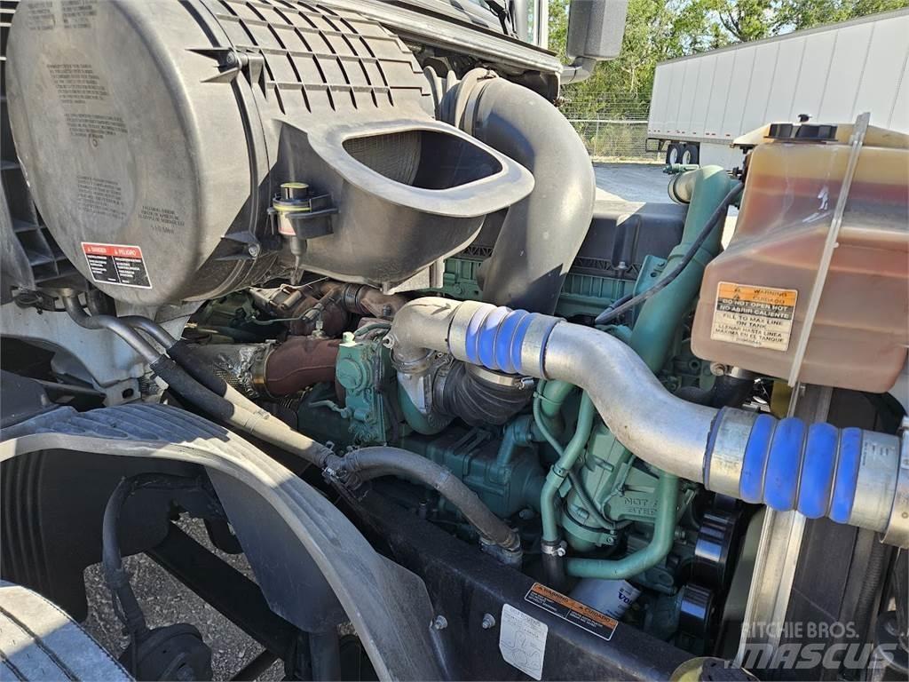 Volvo VNL64T300 牵引车