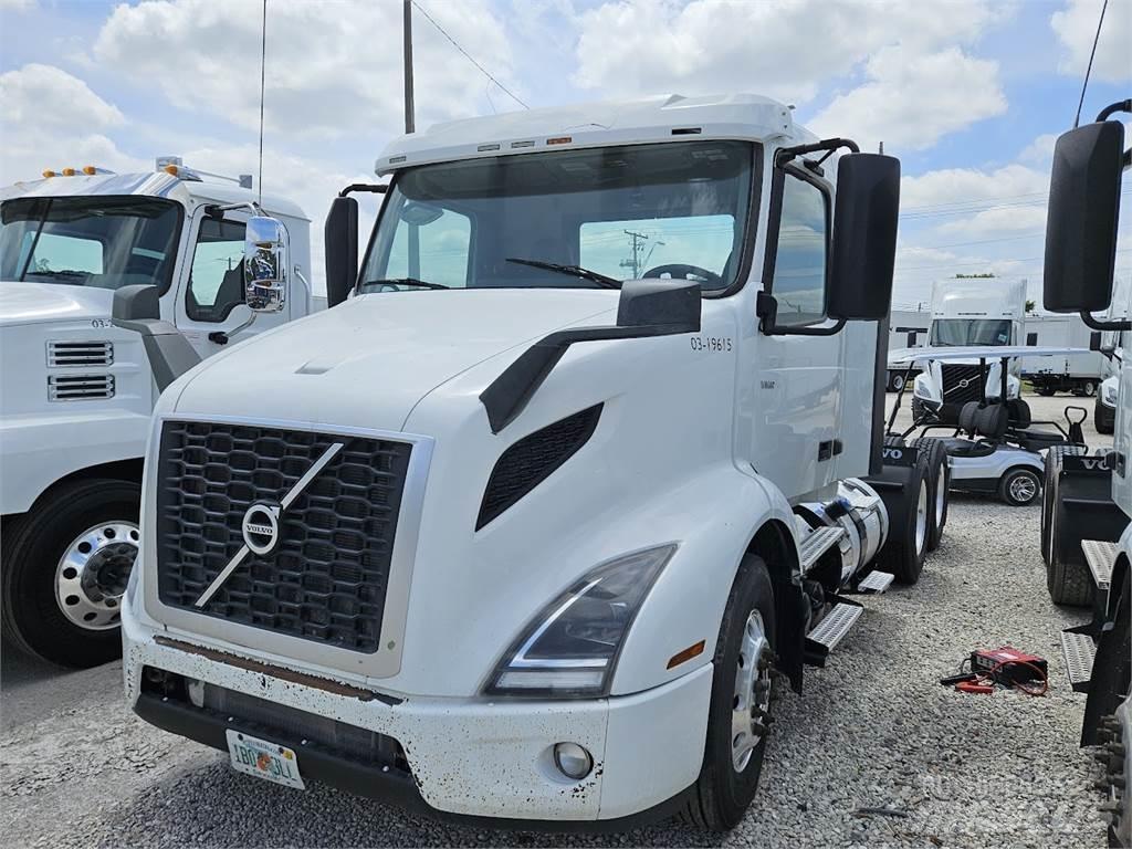 Volvo VNL64T300 牵引车