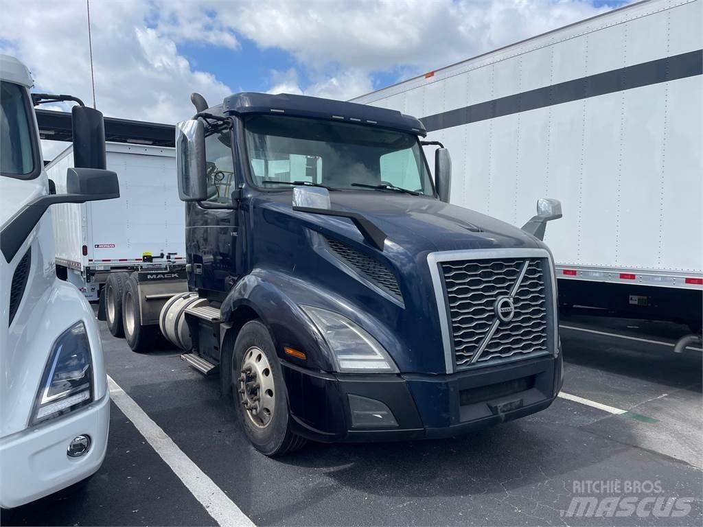 Volvo VNL64T300 牵引车