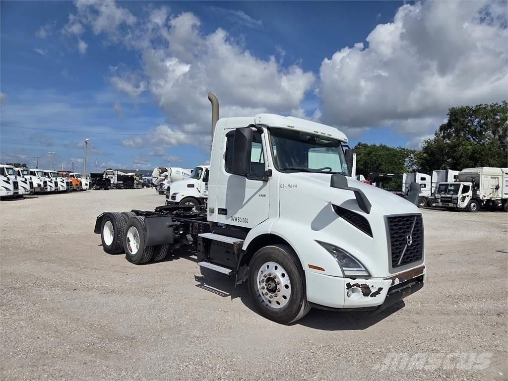 Volvo VNL64T300 牵引车