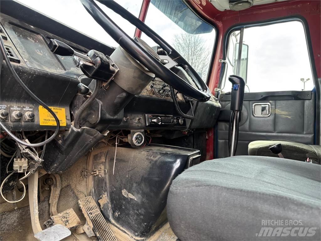 Volvo WG64T 自卸式货车
