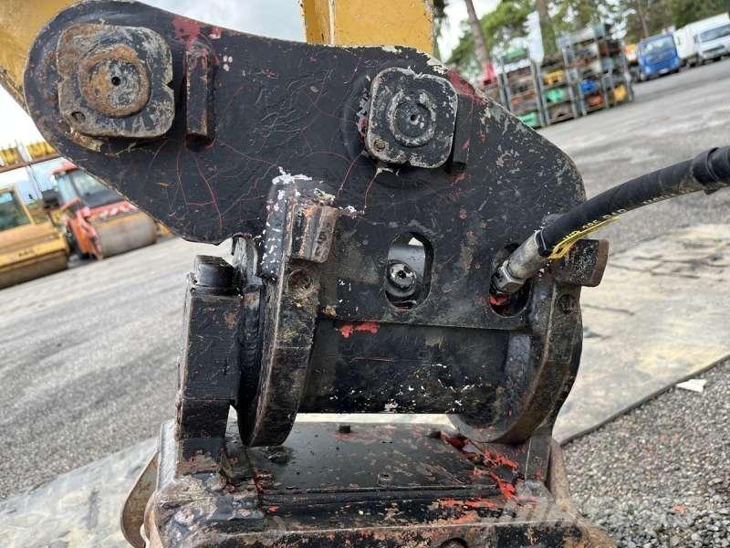 CAT 302.7DCR 小型挖掘机