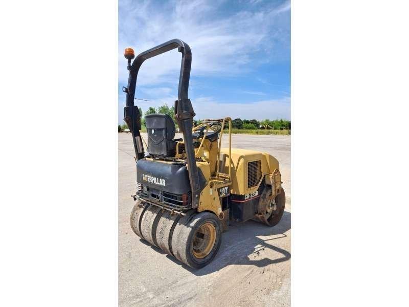CAT CB225D 土壤压实机