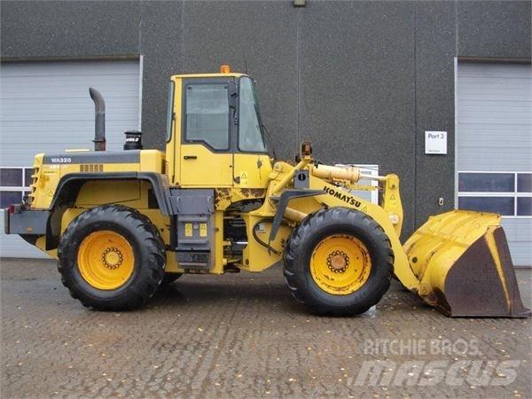 Komatsu WA320 轮式装载机