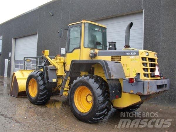 Komatsu WA320 轮式装载机