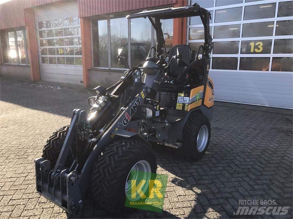 GiANT G2200E 前装载和挖掘机