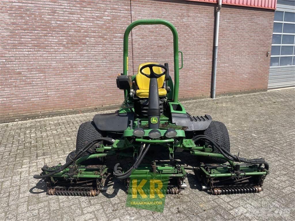 John Deere 8700A 果岭剪草机