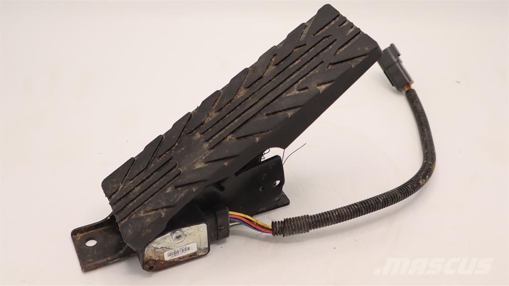 Volvo GASPEDAL 驾驶室与内部