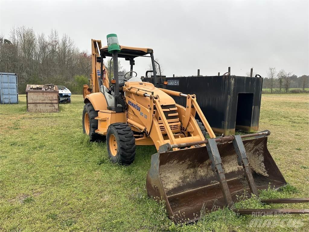 Komatsu WB140 反铲装载机