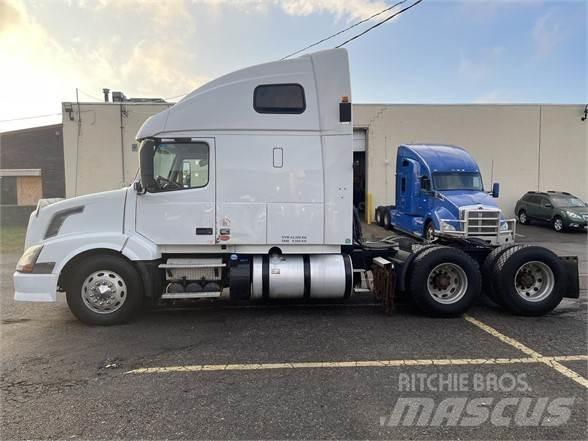 Volvo VNL64T670 牵引车