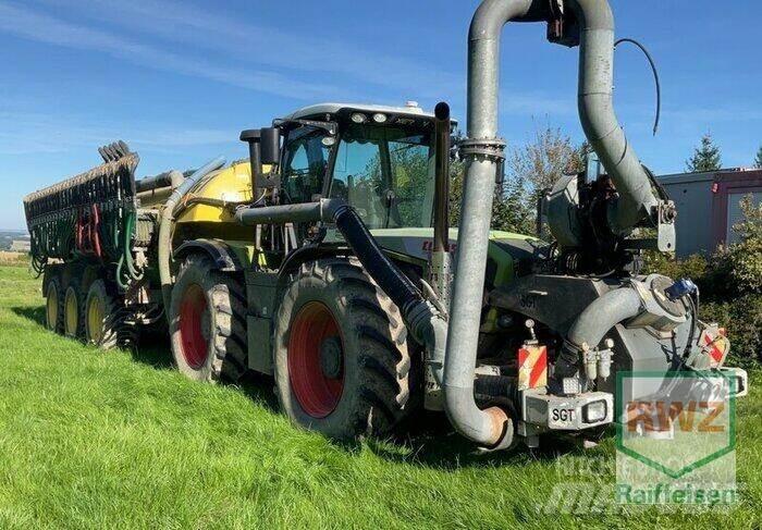 CLAAS XERION 3800 TRAC 撒肥机