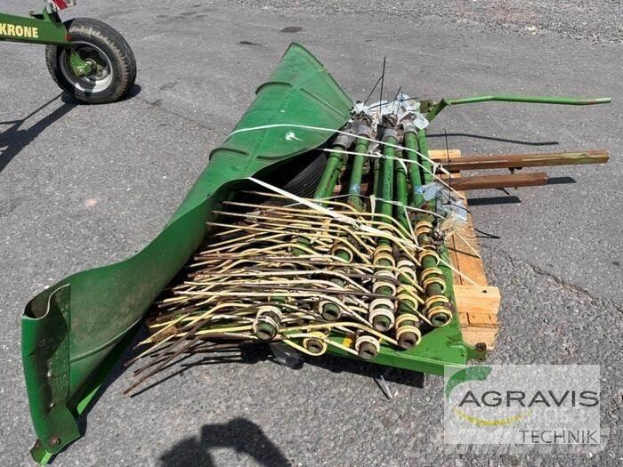 Krone SWADRO 810 犁耙和摊草机