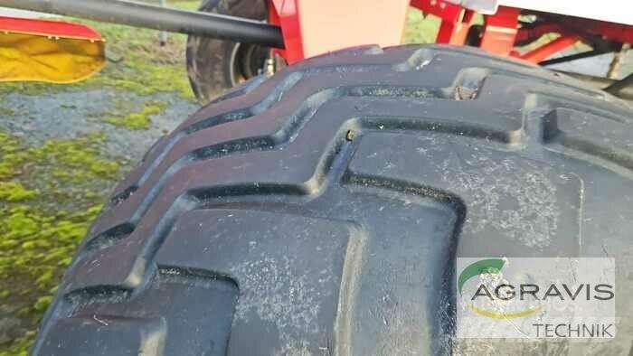 Pöttinger TOP 1252 C 犁耙和摊草机