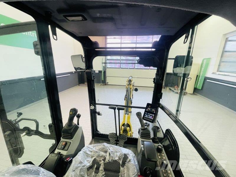 CAT 302CR-05A 轮式挖掘机