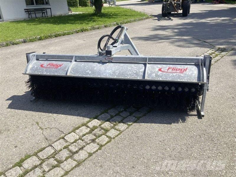Fliegl TYP 700 扫地机
