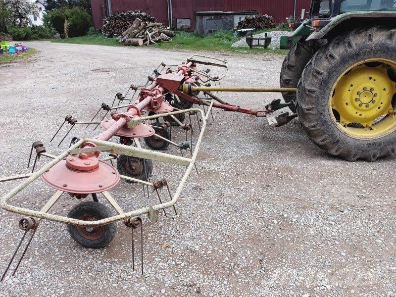 Kuhn GF 671 犁耙和摊草机
