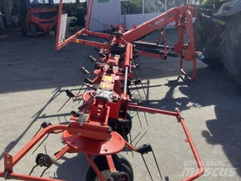 Kuhn GF 7702 犁耙和摊草机