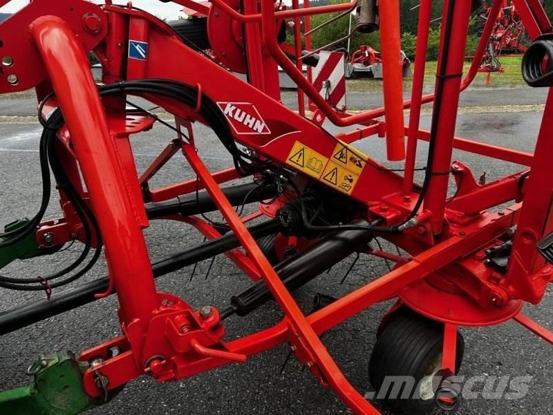 Kuhn GF 8702 犁耙和摊草机