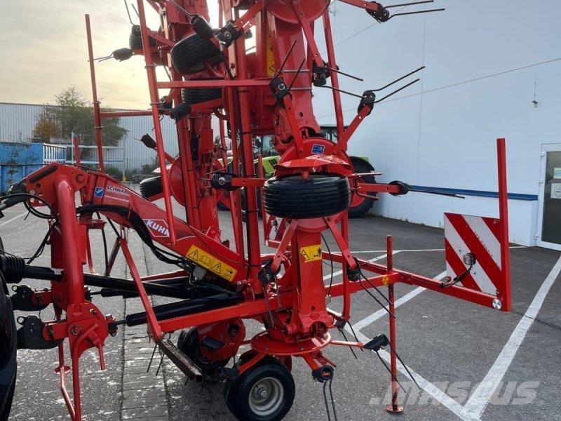 Kuhn GF 8702 犁耙和摊草机