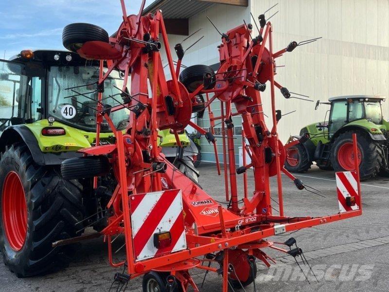 Kuhn GF 8702 犁耙和摊草机