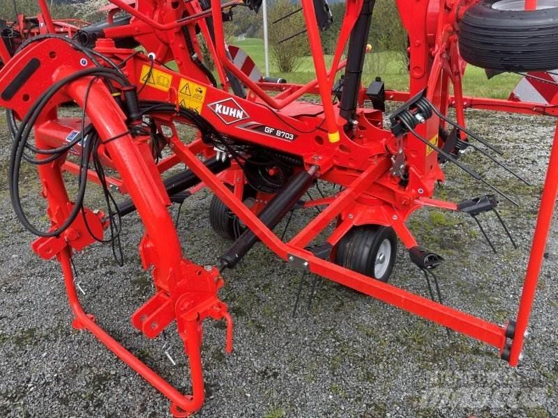 Kuhn GF 8703 犁耙和摊草机
