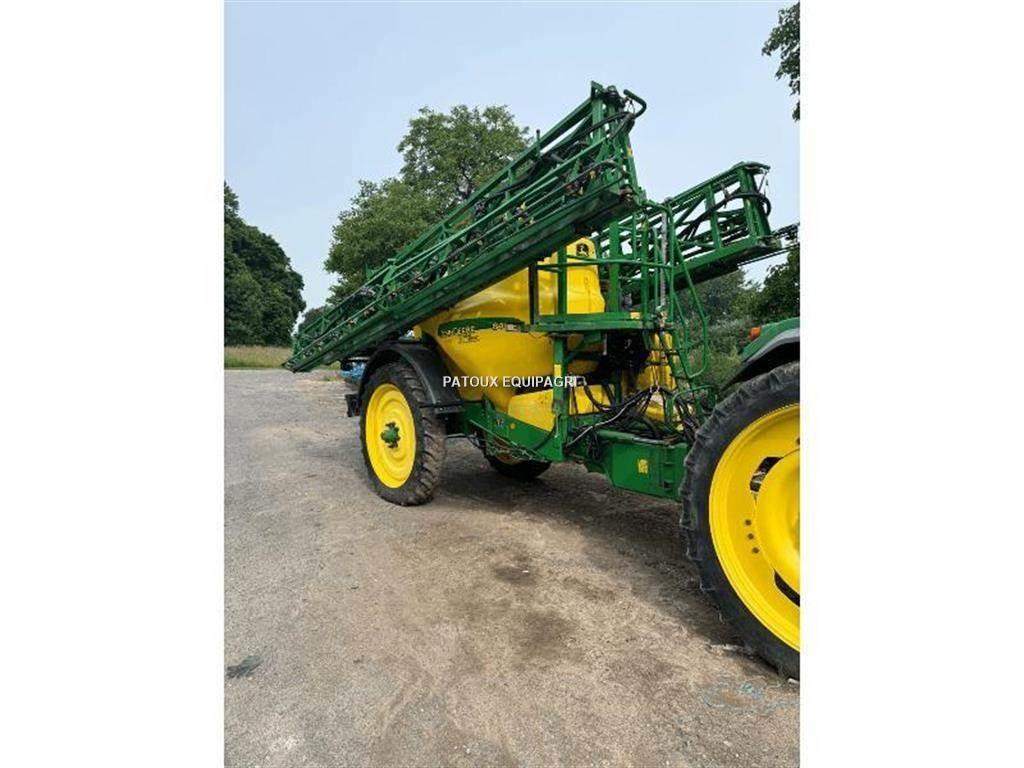 John Deere 840 牵引式喷雾机