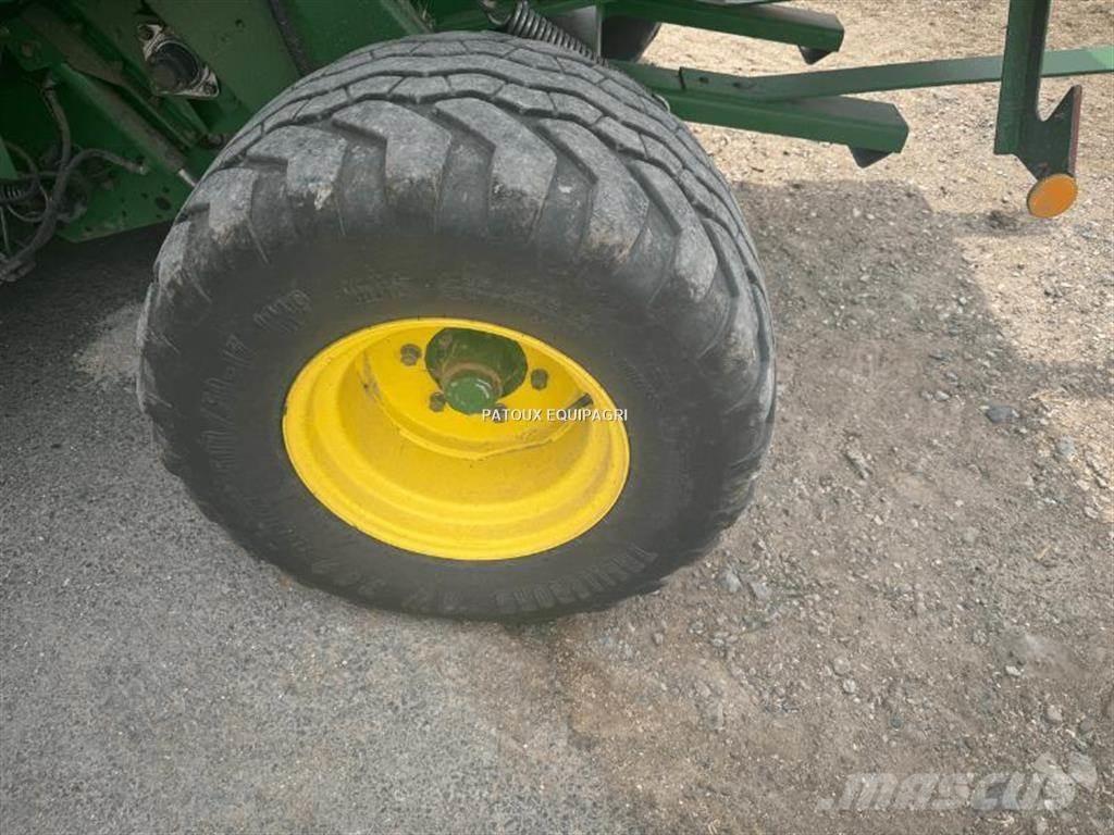 John Deere 864 圆捆打捆机