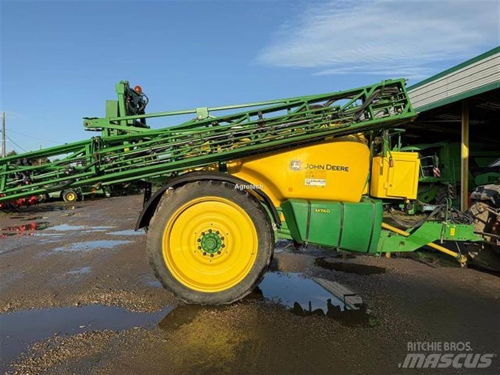 John Deere M740 牵引式喷雾机