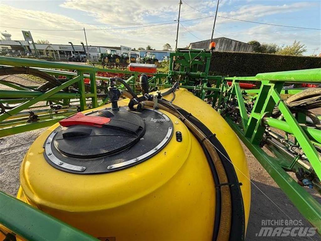 John Deere M740 牵引式喷雾机