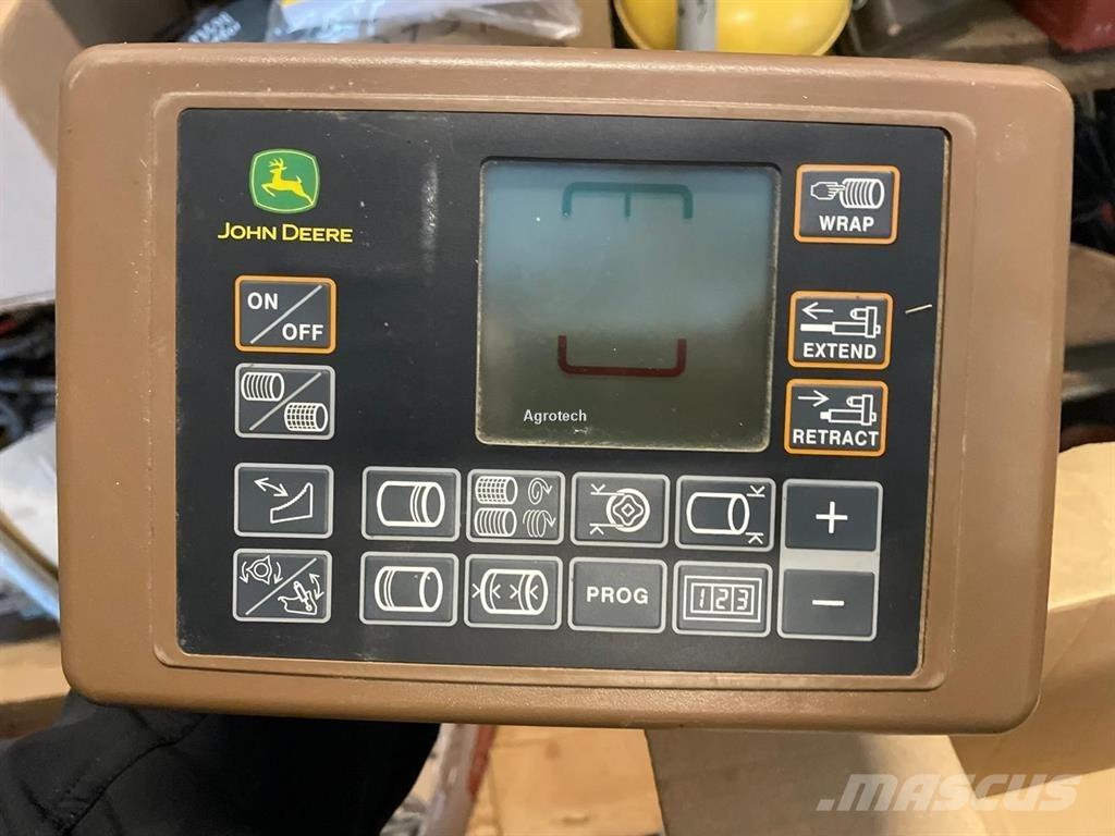 John Deere V451M 圆捆打捆机