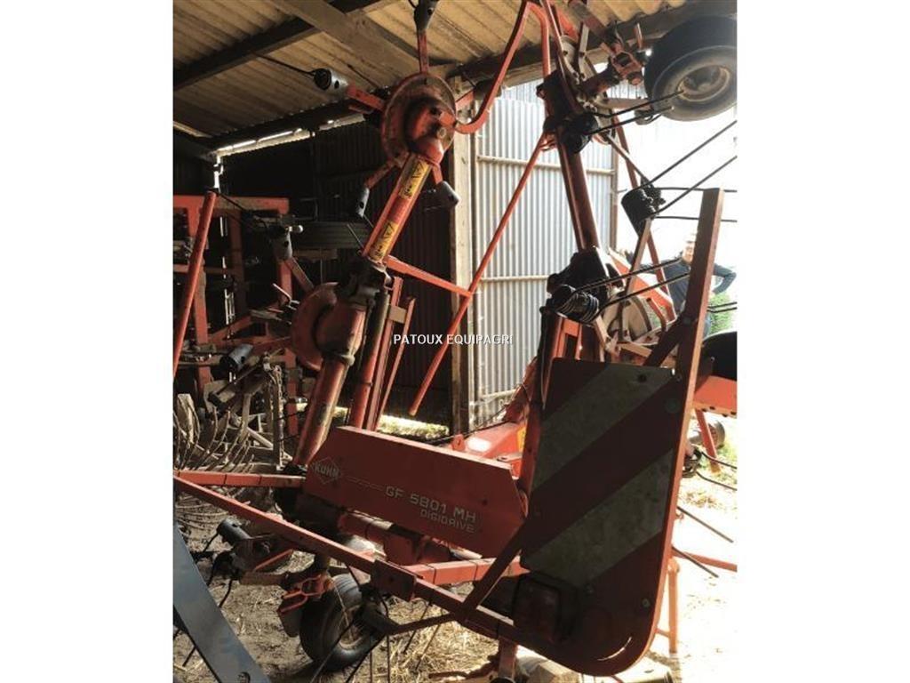 Kuhn GF5801 犁耙和摊草机