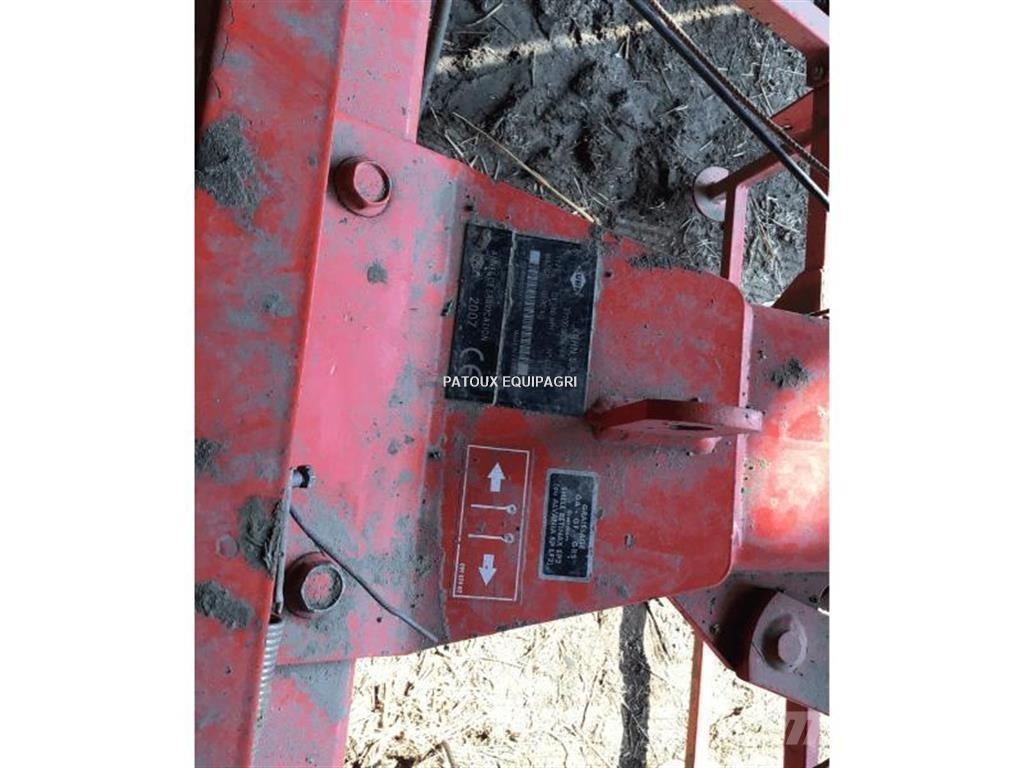 Kuhn GF5801 犁耙和摊草机