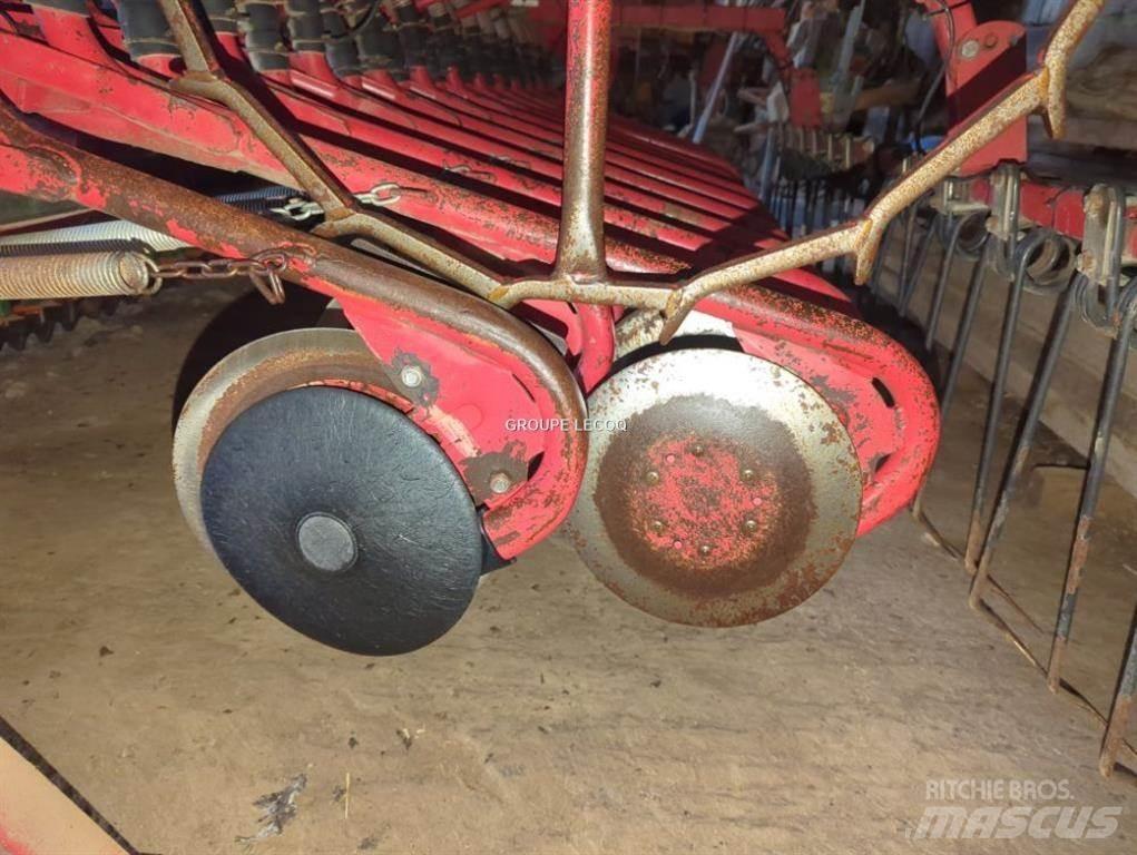 Kverneland 3M 多功能条播机