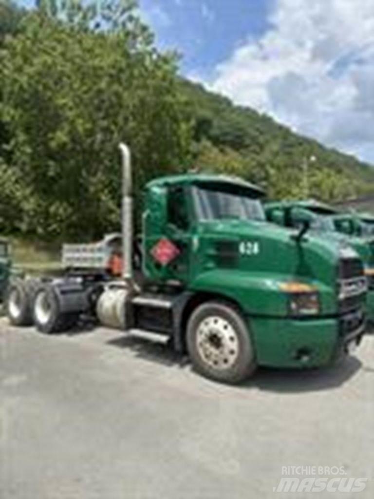 Mack AN64T 牵引车