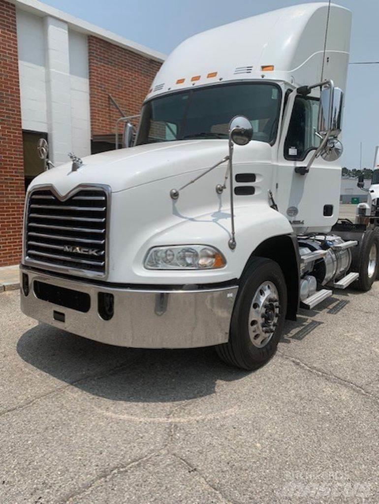 Mack CXU613 牵引车