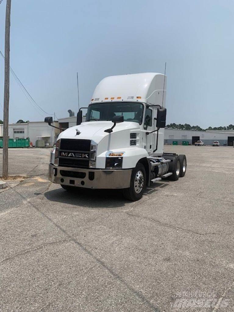 Mack CXU613 牵引车