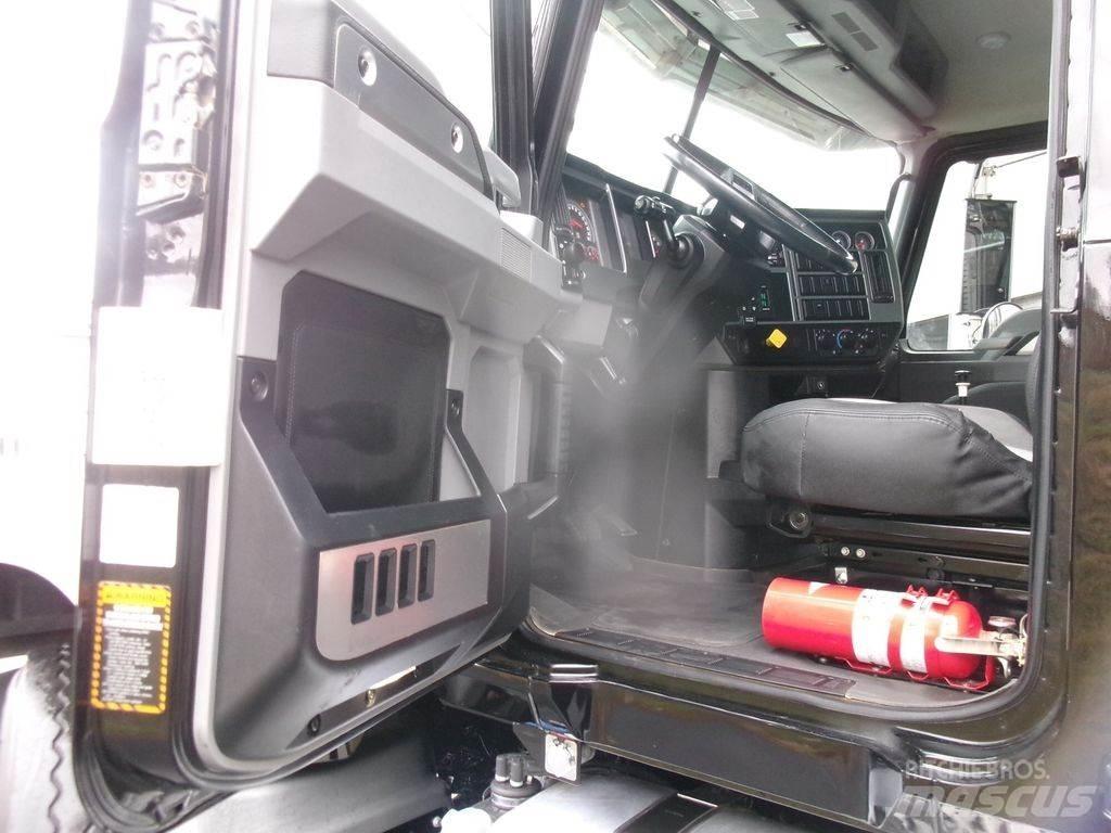 Mack GR64F 自卸式货车
