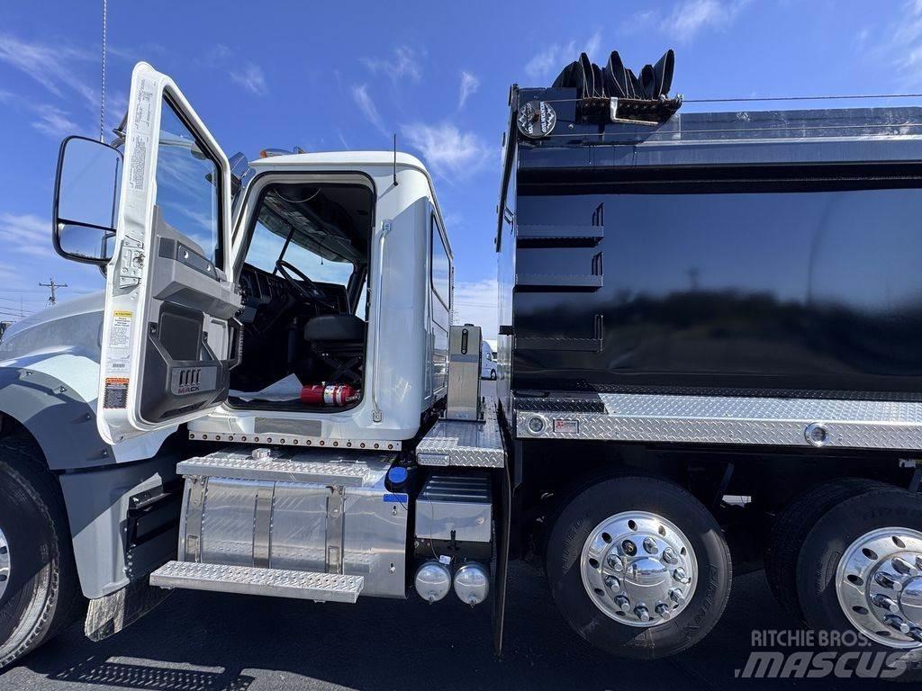 Mack GR64F 自卸式货车