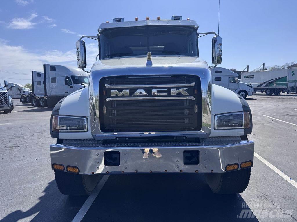 Mack GR64F 自卸式货车